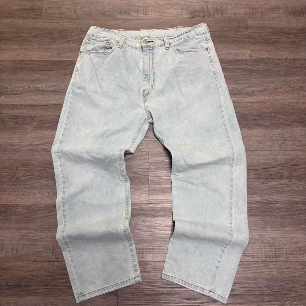 LIGHT-WASH LEVIS 501s
